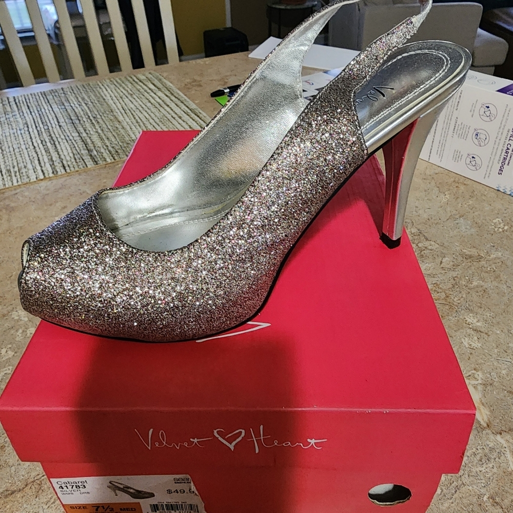 Shimmering heel platform